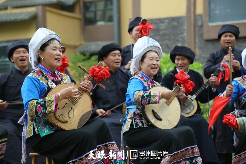 356359-5月18日，在贵州省黔西南布依族苗族自治州册亨县冗渡镇，非遗传承人在安置点表演布依八音坐唱。.jpg