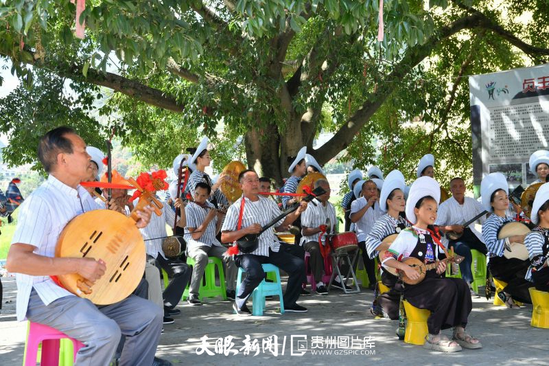 655947-2023年9月9日，贵州省黔西南州贞丰县永丰街道岩鱼村布依族村民在表演布依族八音坐唱。.jpg