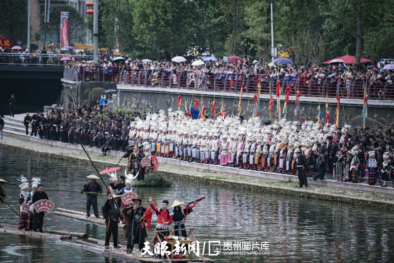 299499-2018年4月29日，台江县在县城翁你河畔举行万人唱响翁你河活动。.jpg