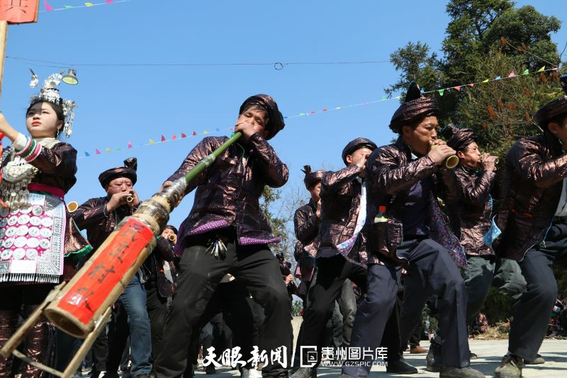 562806-2023年1月31日，侗族同胞在贵州省从江县高增乡建华村第十届芦笙笛文化艺术节上吹奏芦笙笛。.jpg