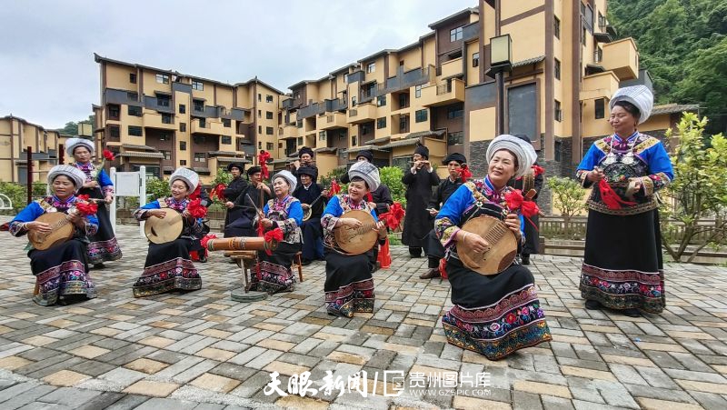 356362-5月18日，在贵州省黔西南布依族苗族自治州册亨县冗渡镇，非遗传承人在安置点表演布依八音坐唱。.jpg