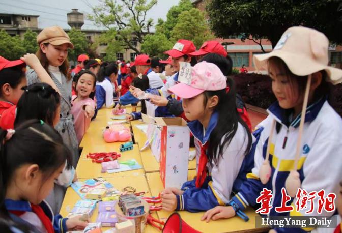 六一小学举行小爱心大梦想红领巾爱心义卖活动