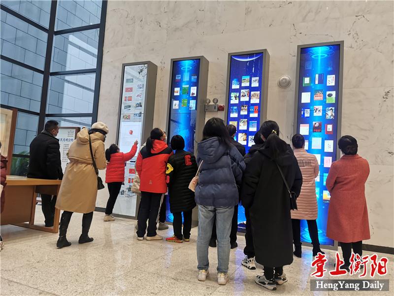 掃描二維碼，即刻在瀑布流電子借閱機上下載電子書。.jpg