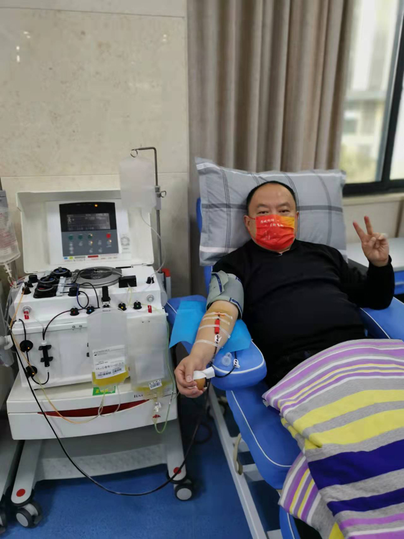 “湖南好人”陶雄喜来到衡阳市中心血站进行204次无偿捐血，捐献2个治疗剂量的成分血。.jpg