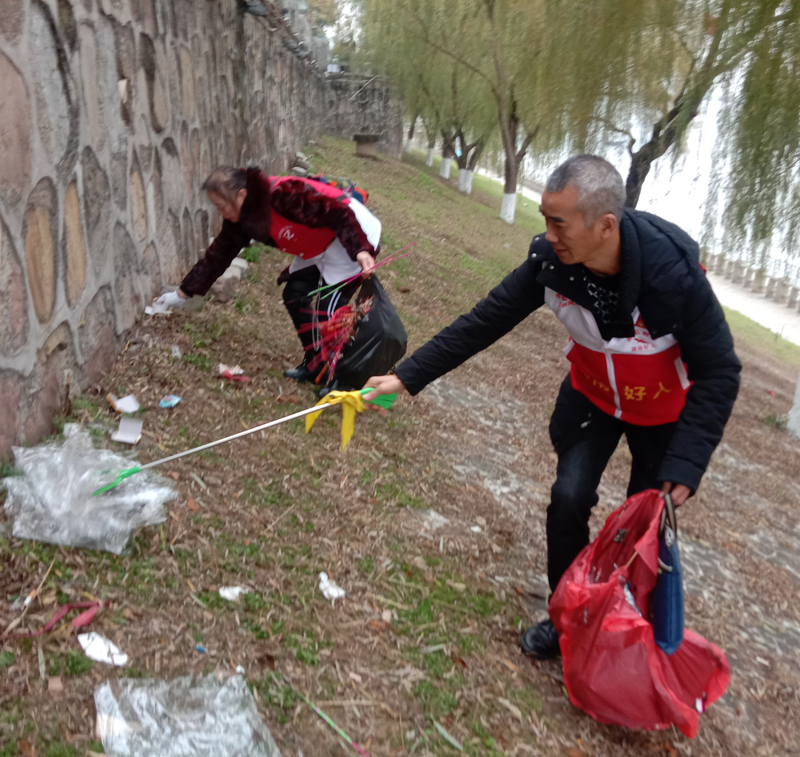 “湖南好人”、市义工协会党支部书记王永红带领协会志愿者来到湘江西岸风光带开展巡河净摊行动。.jpg