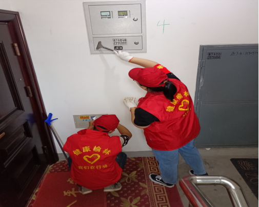 志愿者清除楼内外野广告楼体粉刷前后"三栏"上墙针对大门墙体破损