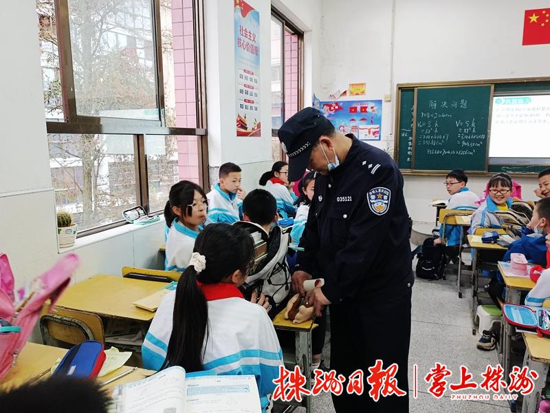 南方第三小学法制副校长进入教室督查禁止“管制刀具”进校园活动落实情况.jpg