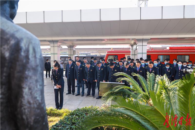 车站职工正在面向烈士铜像集体默哀 (2).jpg