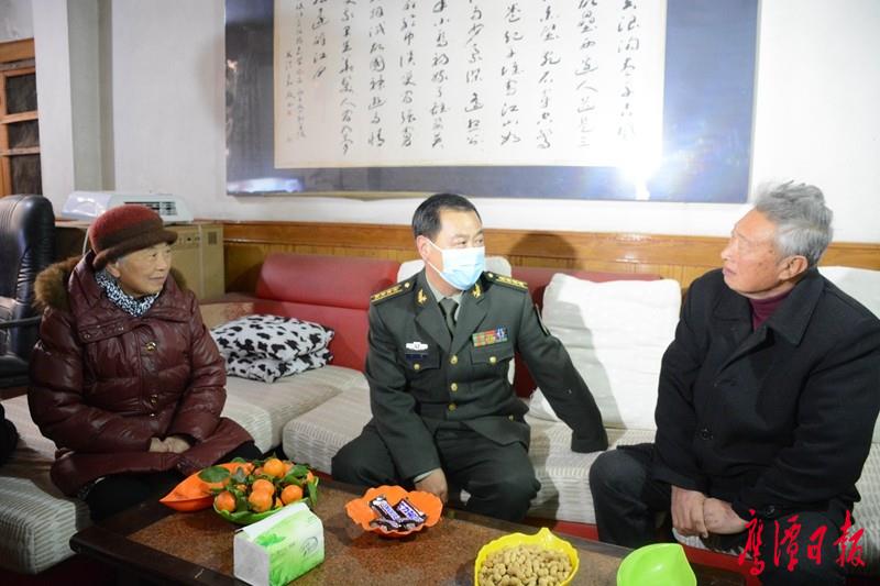 "在看望地厅级离退休老干部姜芳树,曾仲和时,韦情与他们拉家常,话未来