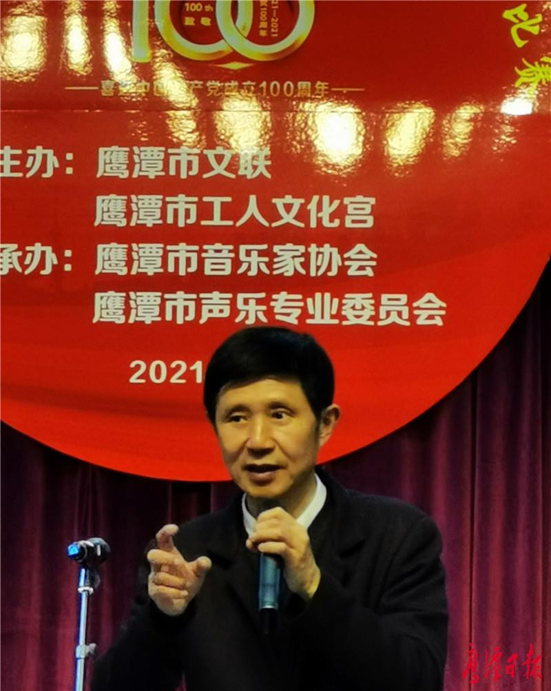 鹰潭市音乐家协会主席吴拓宇正在对选手们进行赛前指导.jpg