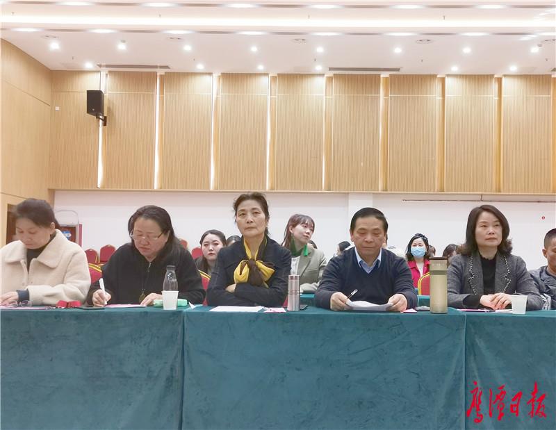 评委们仔细聆听选手们的演唱.jpg