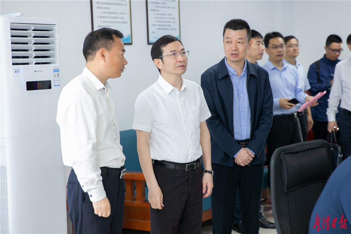 黄喜忠调研鹰潭广播电视台2.jpg