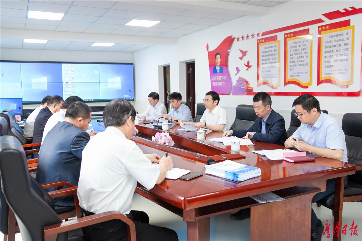 黄喜忠调研鹰潭日报社4.jpg