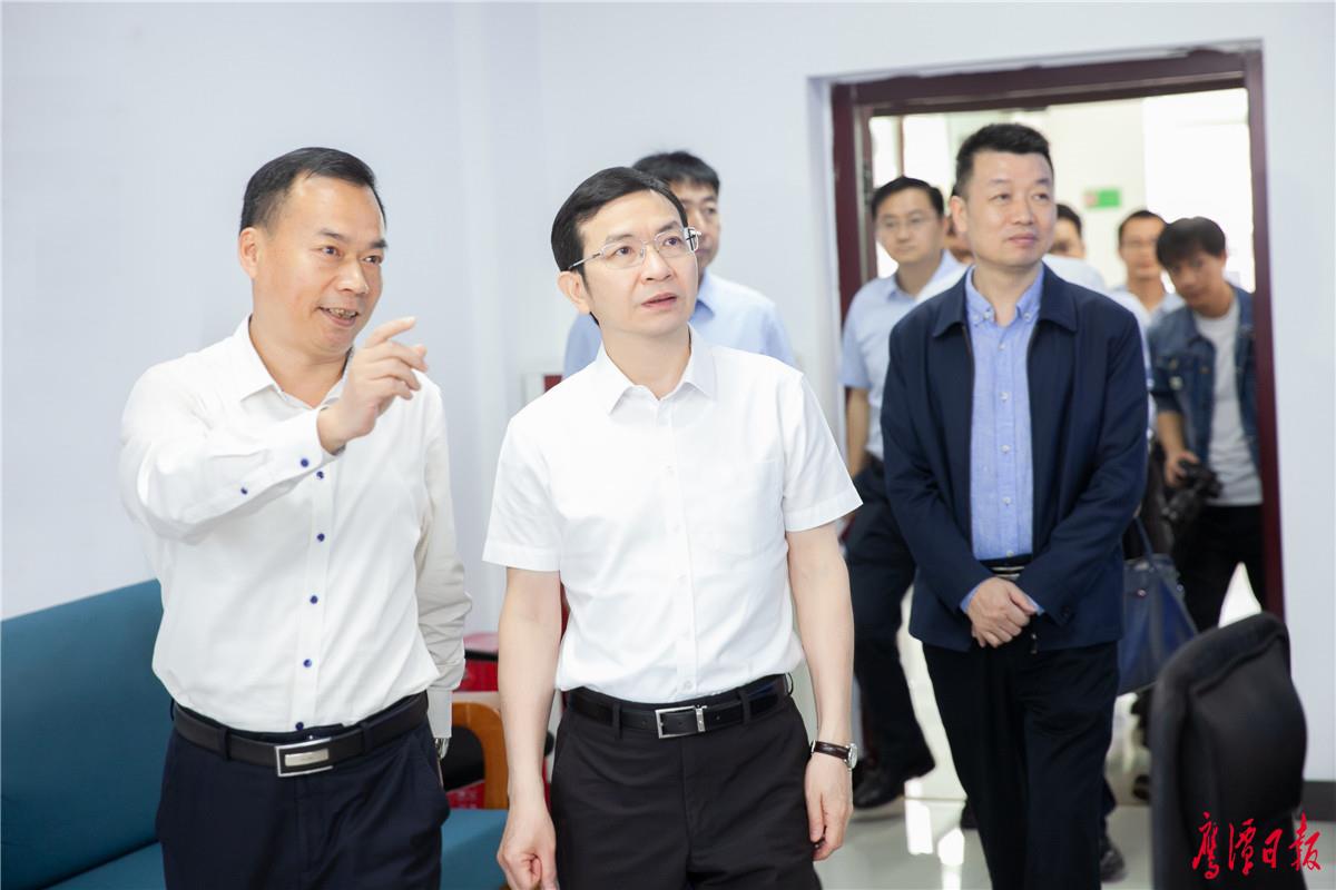 黄喜忠调研鹰潭广播电视台1.jpg