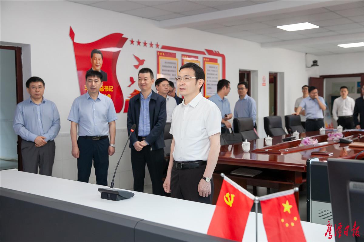 黄喜忠调研鹰潭日报社2.jpg