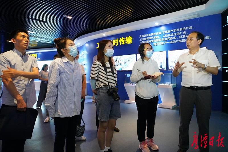 采访团一行在三川智慧科技有限公司展厅内听取讲解.JPG
