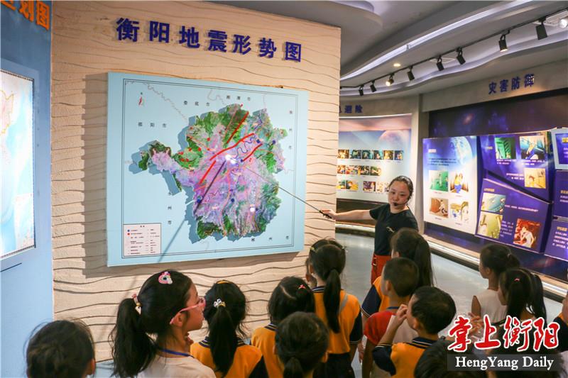 蒸水小学224名晚报小记者探访地震台学习地震科普知识