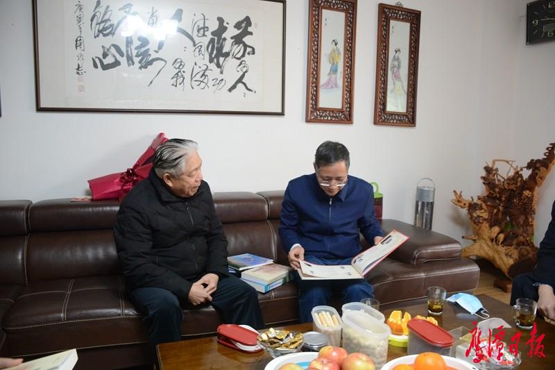 "王雄先后来到彭中华,杨晓群家中,每到一户,王雄都向老干部致以诚挚