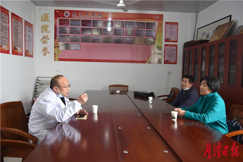 在余江区中医院,刘育虹与院长庄煌辉亲切交流,认真听取医院发展建设
