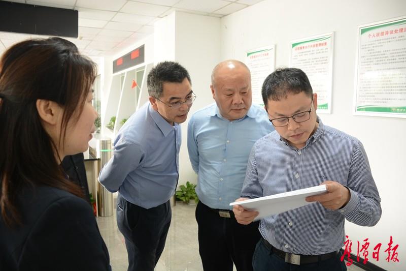 王亚青出席市社会保险事业中心和市就业创业服务中心揭牌仪式